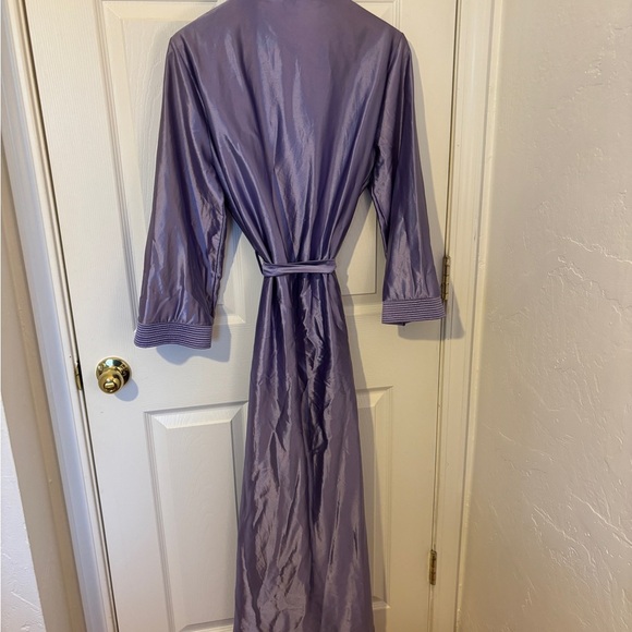 Woman’s Vintage Sears 1970s Satin Lavender Robe  Size Medium - Picture 3 of 5